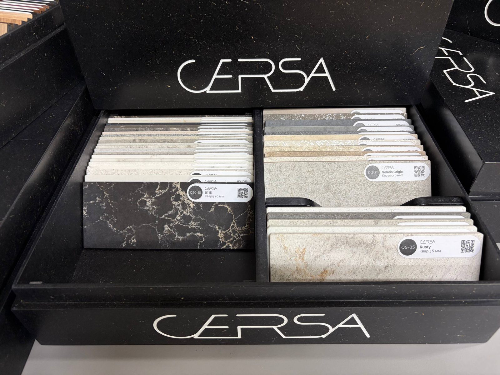 Кейс с образцами керамогранита и кварца CERSA