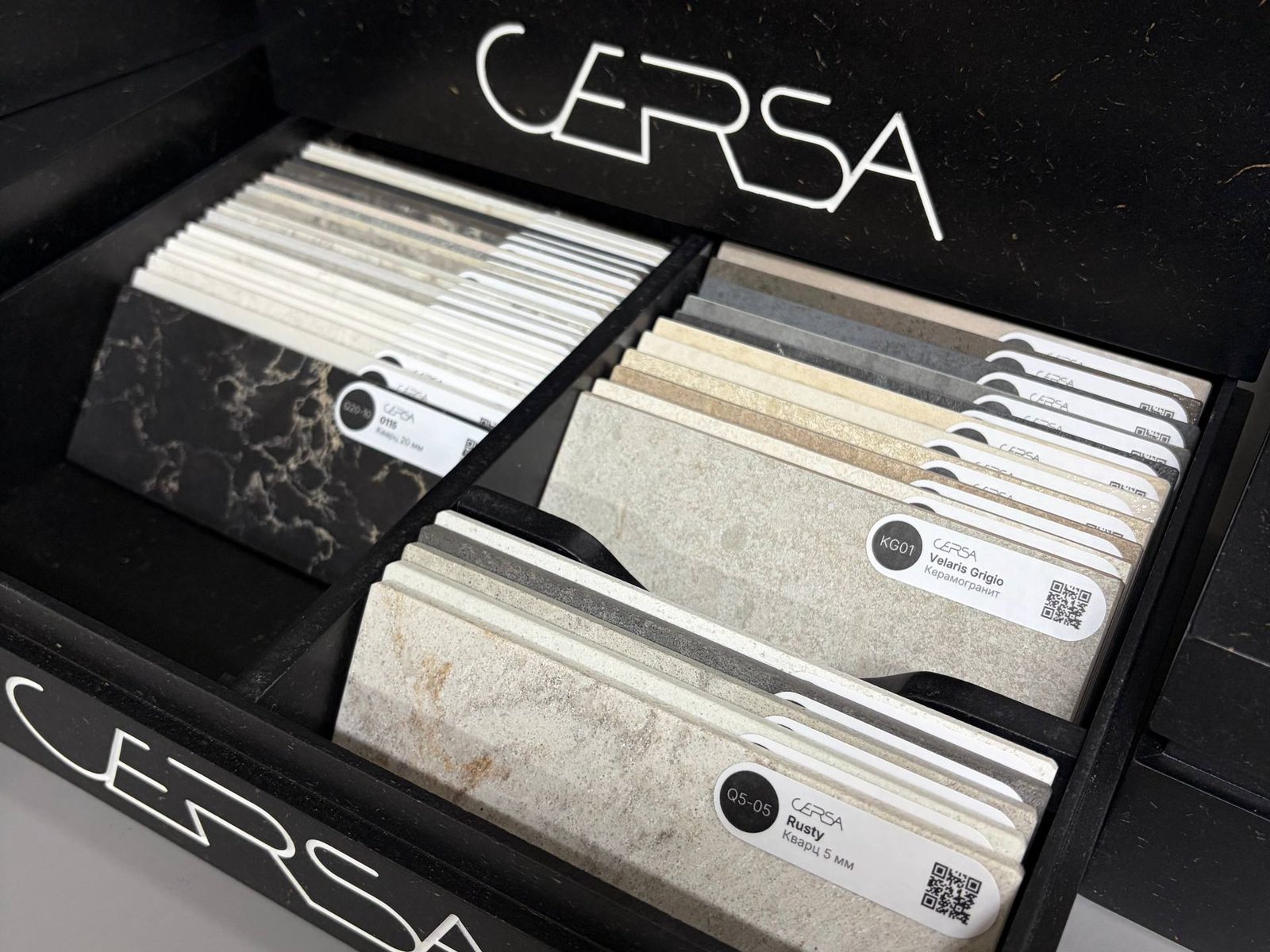 Образцы керамогранита и кварца в салоне CERSA